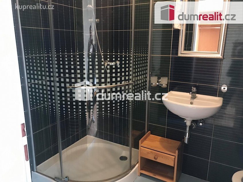 Pronájem bytu 1+1 55 m^2 Zenklova, Praha 8 