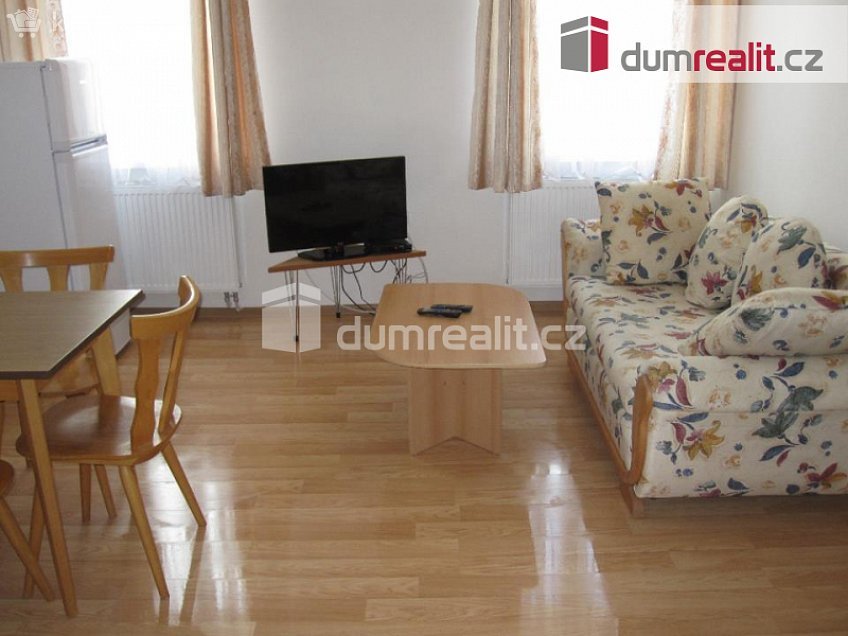 Pronájem bytu 1+1 55 m^2 Zenklova, Praha 8 