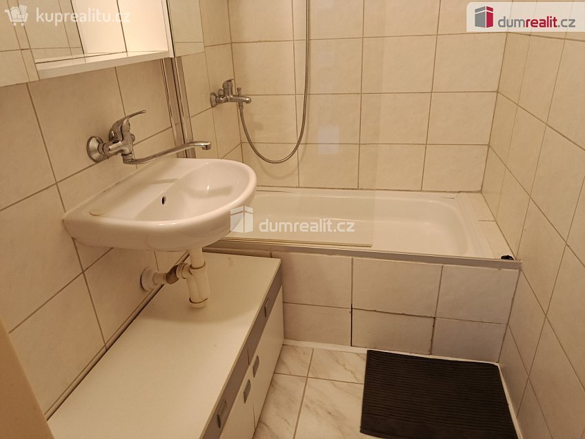 Pronájem bytu 2+kk 39 m^2 Štúrova, Praha 4 