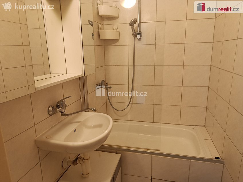 Pronájem bytu 2+kk 39 m^2 Štúrova, Praha 4 