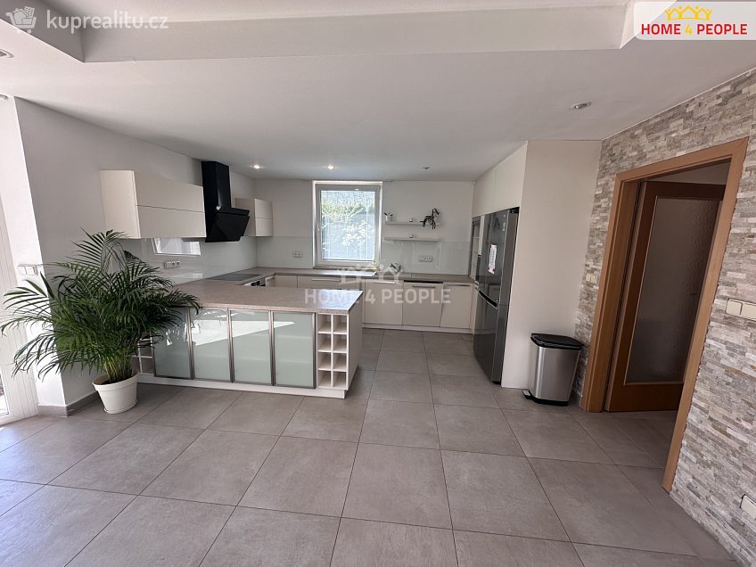 Pronájem  rodinného domu 185 m^2 Dolany, Dolany 