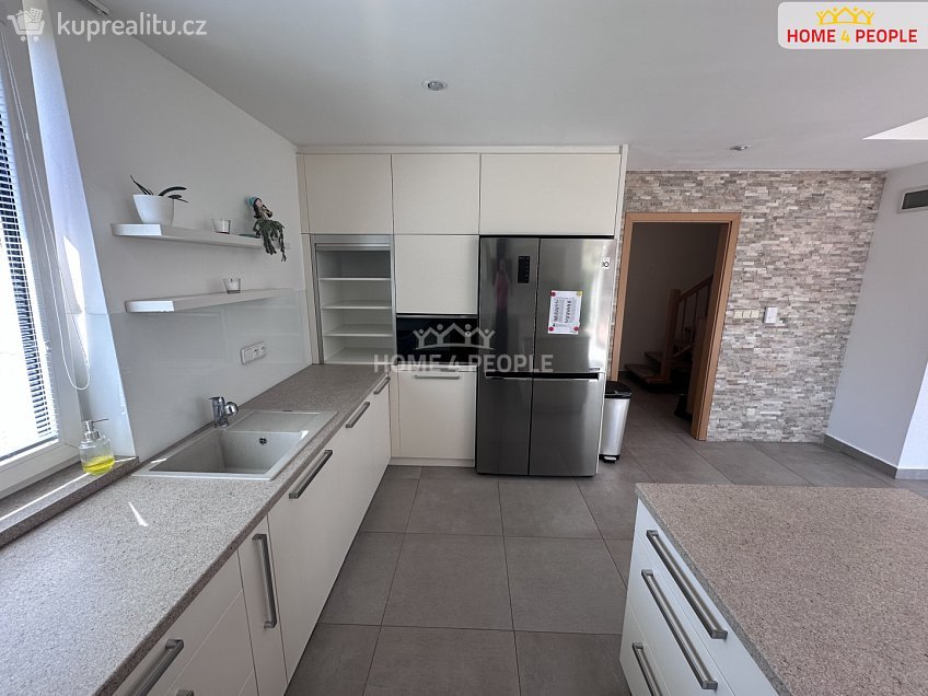 Pronájem  rodinného domu 185 m^2 Dolany, Dolany 