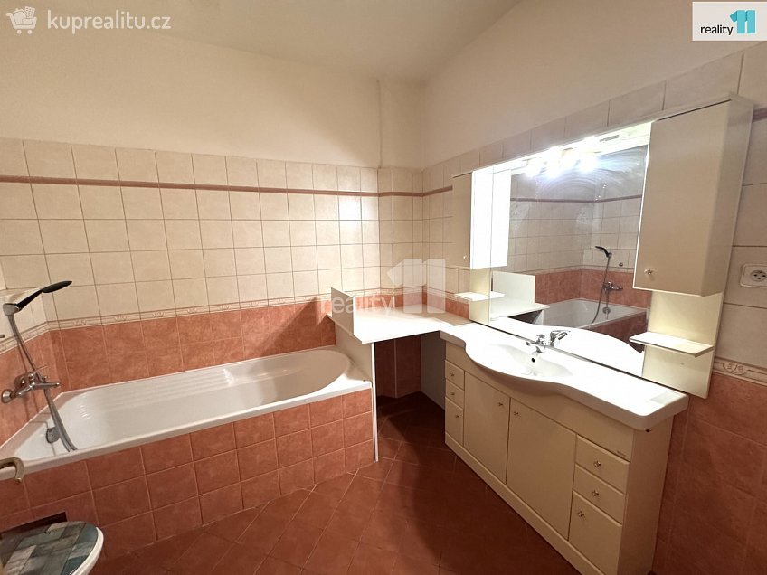 Pronájem bytu 2+kk 82 m^2 Kolbenova, Praha 9 