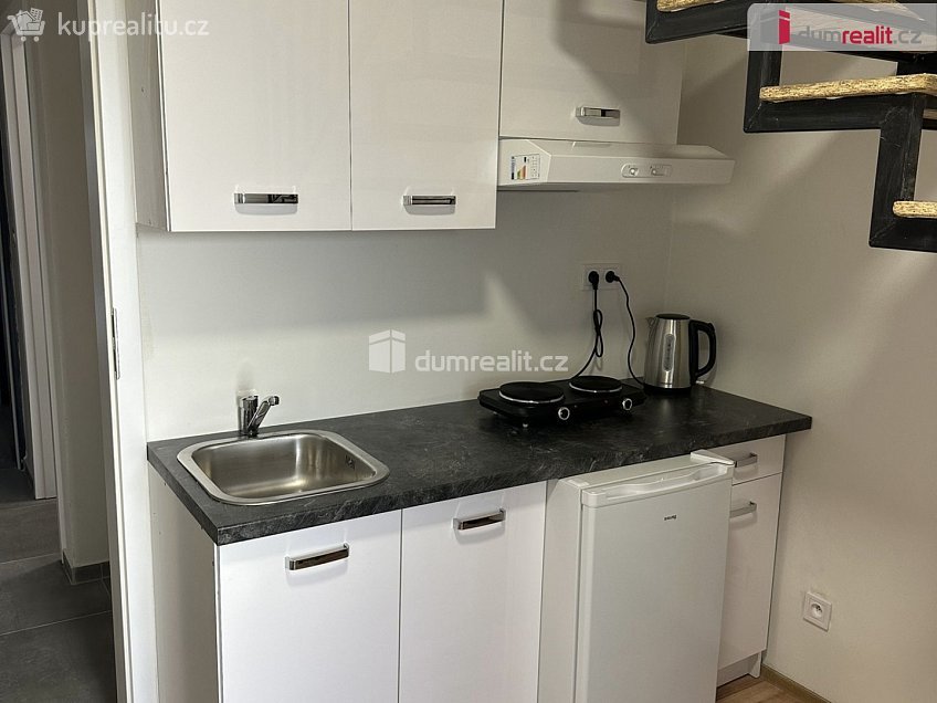 Pronájem bytu atypický 14 m^2 Podnikatelská, Praha-Běchovice 