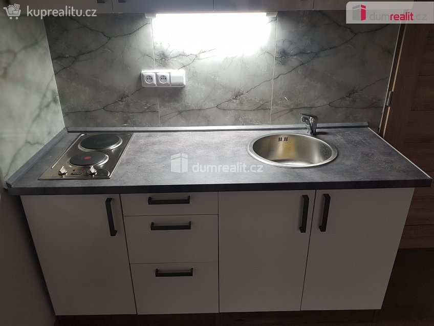 Pronájem bytu 1+kk 27 m^2 Přípotoční, Praha 10 