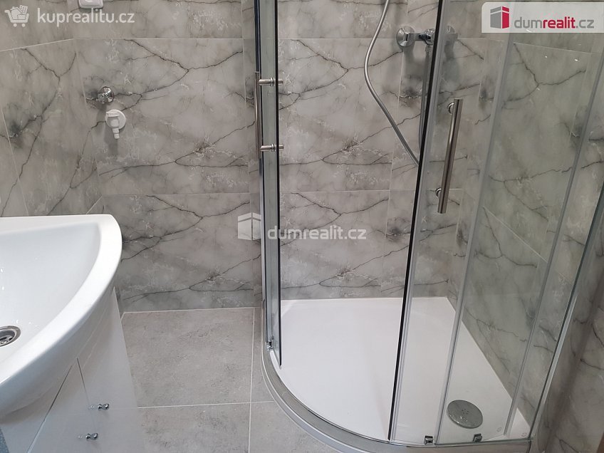 Pronájem bytu 1+kk 27 m^2 Přípotoční, Praha 10 