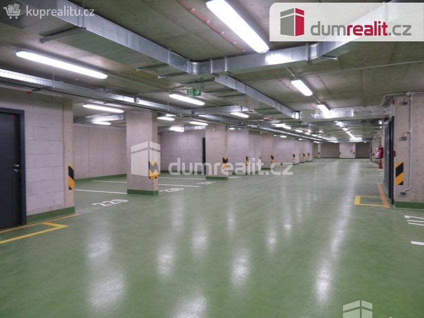 Pronájem  garáže 18 m^2 Škrábkových, Praha 18 