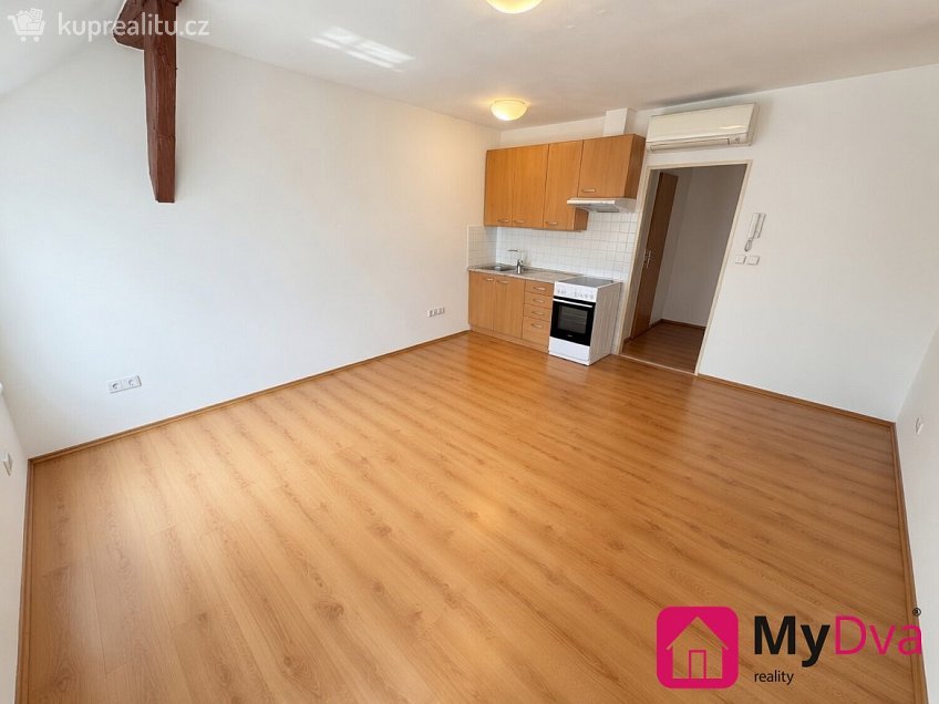 Pronájem bytu 1+kk 28 m^2 Veselá, Znojmo 