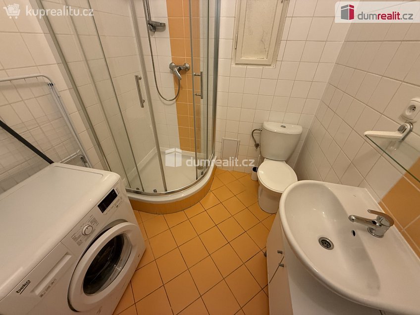 Pronájem bytu 1+kk 25 m^2 Moulíkova, Praha 5 