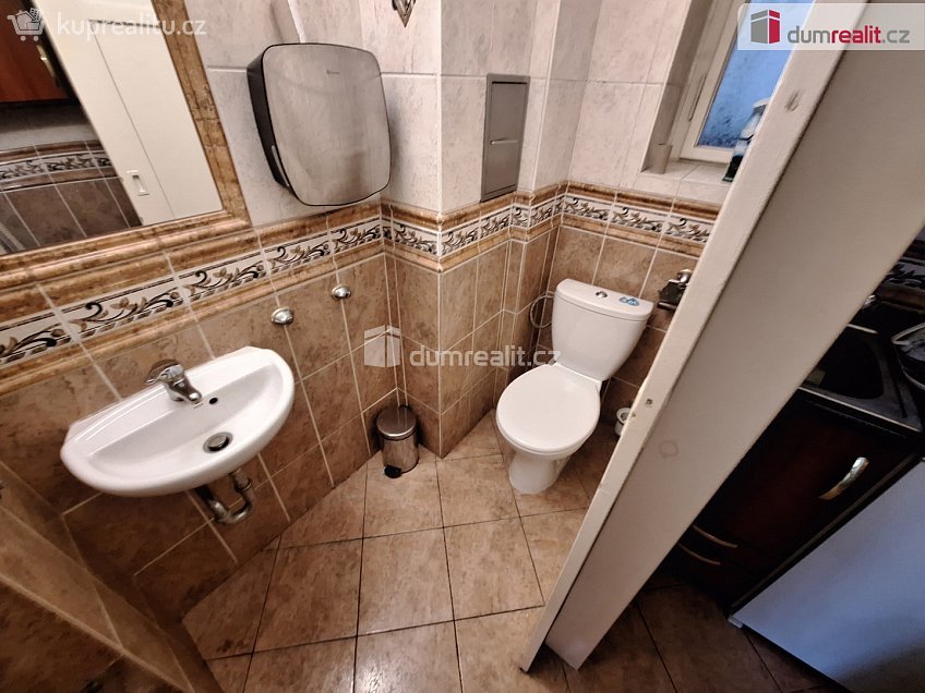 Pronájem  kanceláře 51 m^2 Bubenečská, Praha 6 