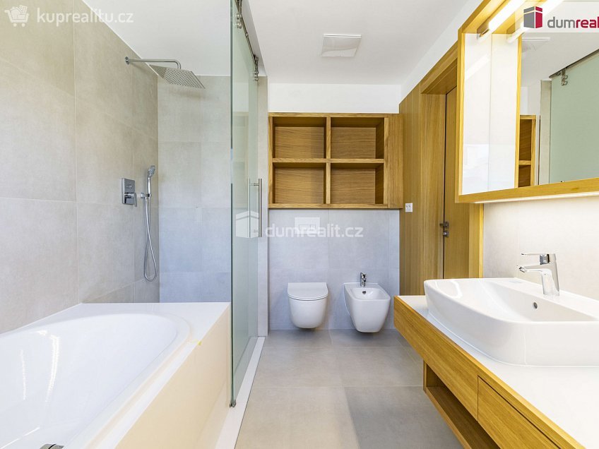 Prodej  rodinného domu 378 m^2 V Hrobech, Praha-Libuš 