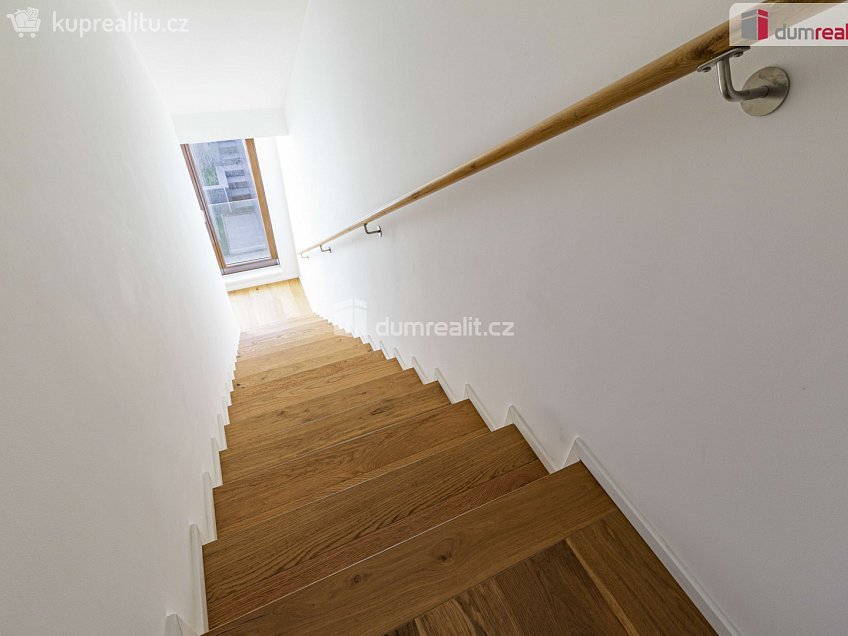 Prodej  rodinného domu 378 m^2 V Hrobech, Praha-Libuš 