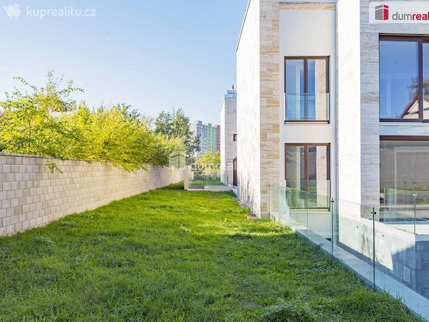 Prodej  rodinného domu 378 m^2 V Hrobech, Praha-Libuš 