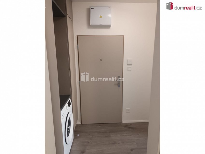 Pronájem bytu 1+kk 30 m^2 Nad Kolčavkou, Praha 9 