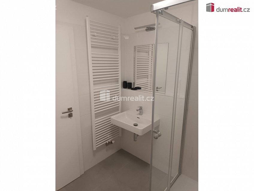 Pronájem bytu 1+kk 30 m^2 Nad Kolčavkou, Praha 9 