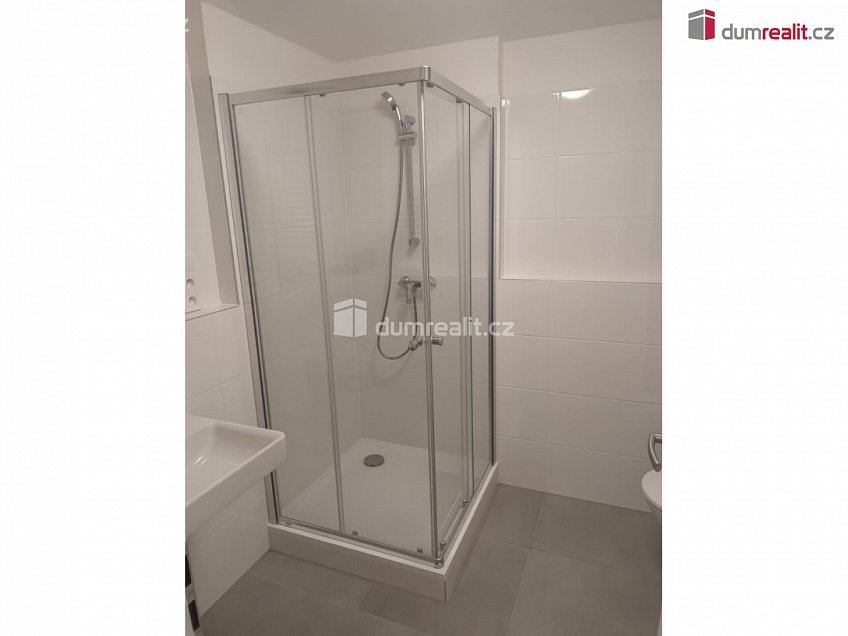 Pronájem bytu 1+kk 30 m^2 Nad Kolčavkou, Praha 9 