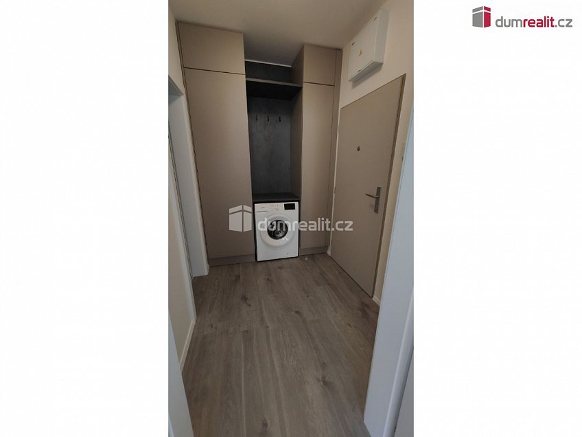Pronájem bytu 1+kk 30 m^2 Nad Kolčavkou, Praha 9 