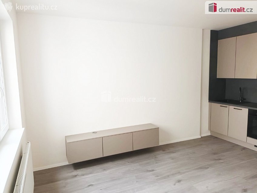 Pronájem bytu 1+kk 30 m^2 Nad Kolčavkou, Praha 9 