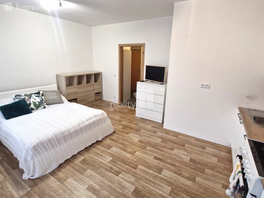Pronájem bytu 1+kk 33 m^2 Vladycká, Praha 15 
