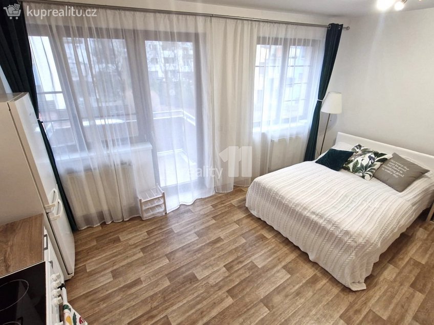 Pronájem bytu 1+kk 33 m^2 Vladycká, Praha 15 