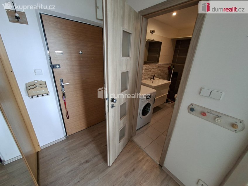 Pronájem bytu 1+kk 34 m^2 Písnická, Praha 12 