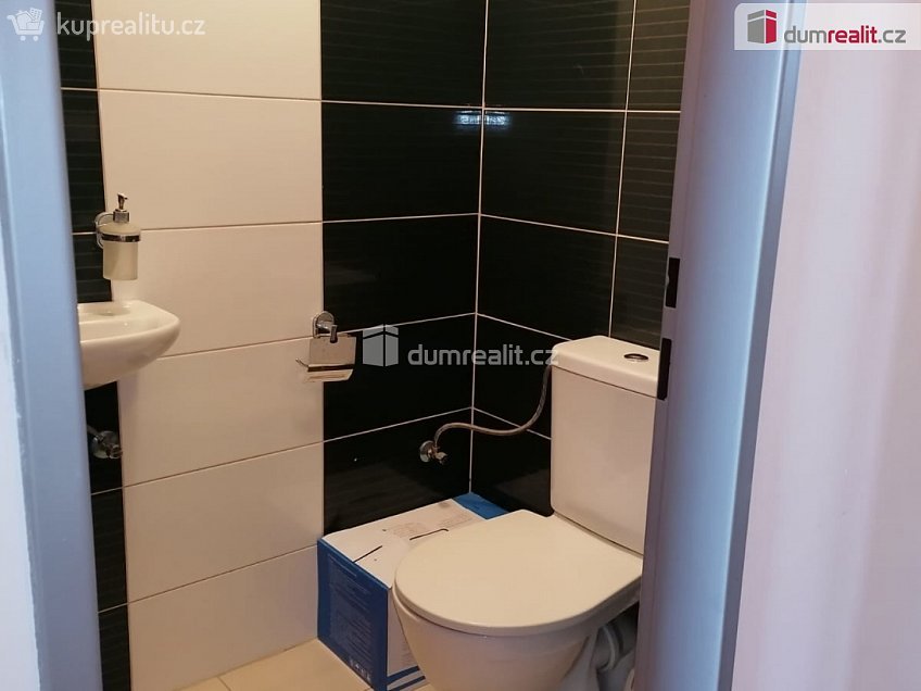 Pronájem bytu 2+kk 43 m^2 Zenklova, Praha 8 