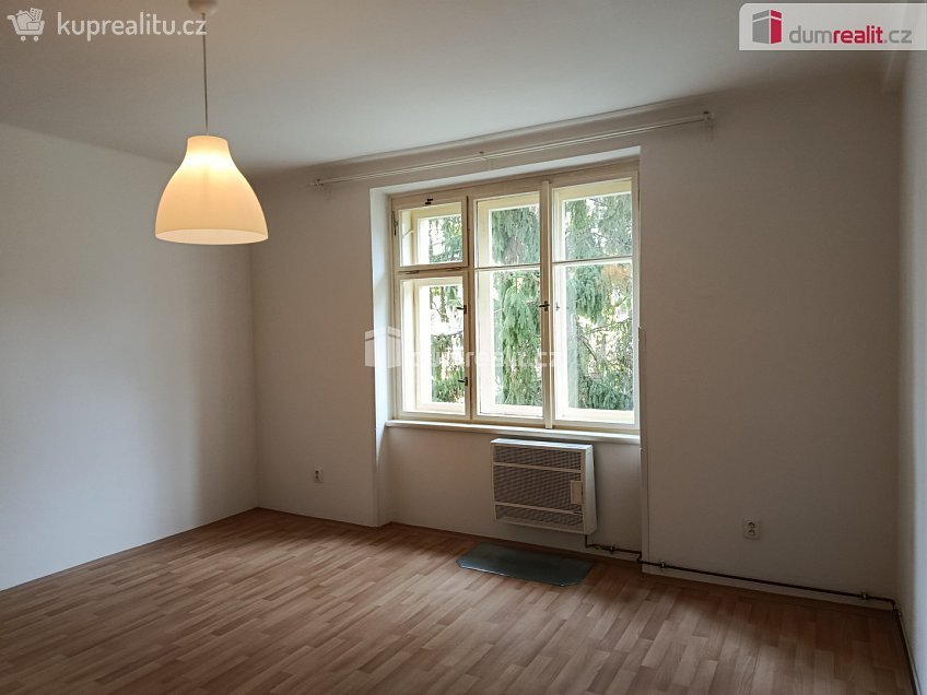 Pronájem bytu 1+kk 32 m^2 V předpolí, Praha 10 