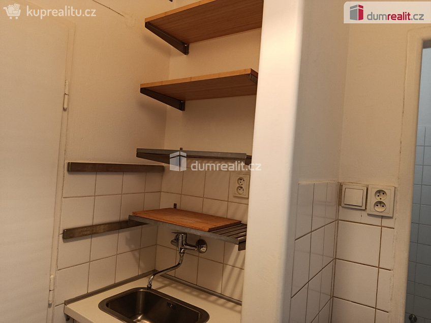 Pronájem bytu 1+kk 30 m^2 V předpolí, Praha 10 