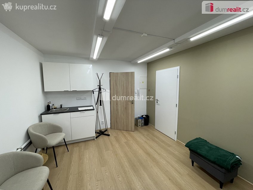 Pronájem  kanceláře 30 m^2 Kloboukova, Praha 11 