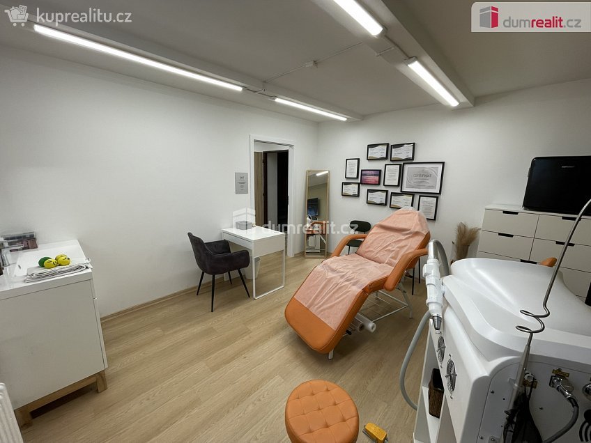 Pronájem  kanceláře 30 m^2 Kloboukova, Praha 11 