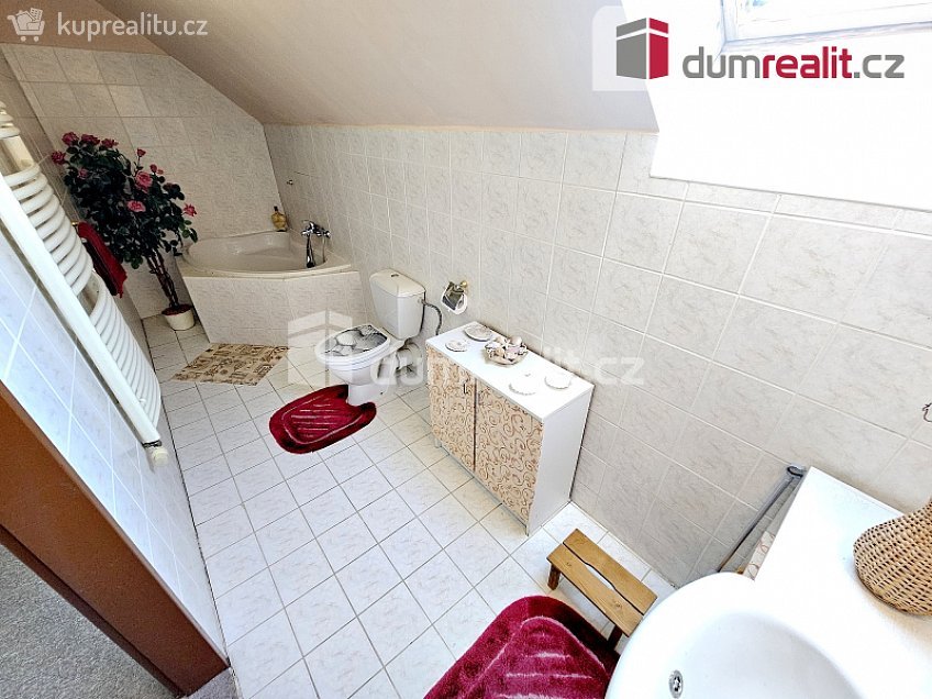Prodej  rodinného domu 200 m^2 U koupaliště, Zruč-Senec 