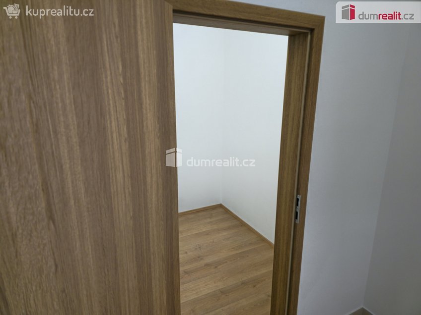 Pronájem bytu 2+kk 50 m^2 Zátopkova, Milovice 
