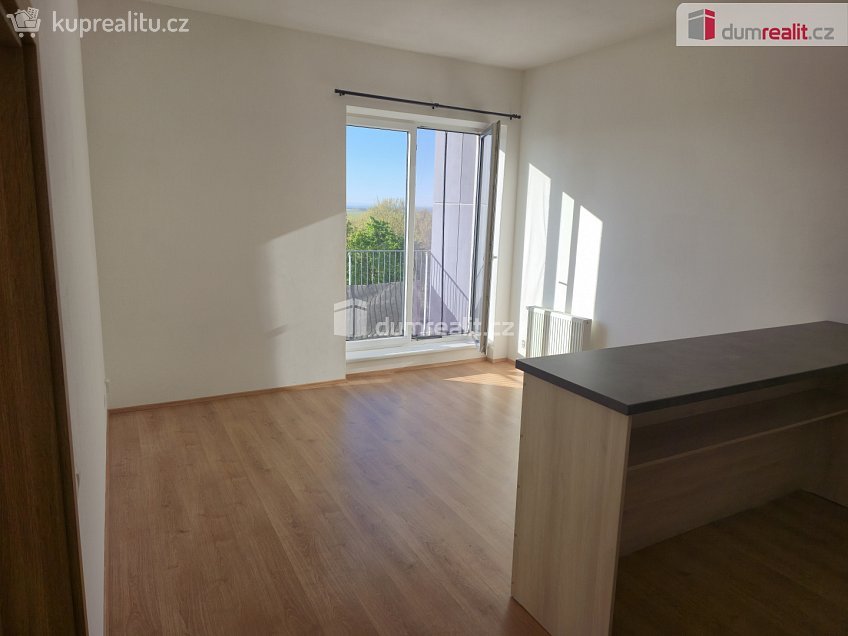 Pronájem bytu 2+kk 50 m^2 Zátopkova, Milovice 