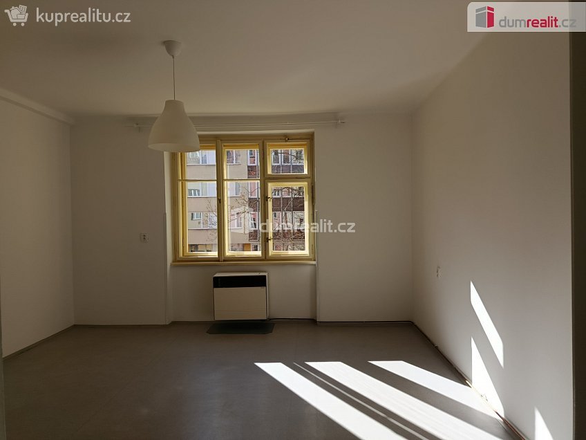 Pronájem bytu 1+kk 30 m^2 V předpolí, Praha 10 