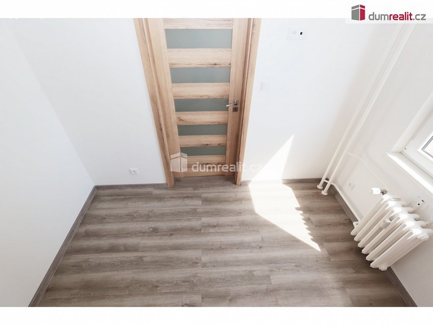 Pronájem bytu 2+1 49 m^2 Pejevové, Praha 12 
