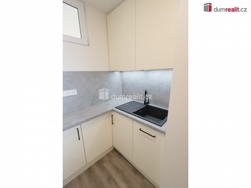 Pronájem bytu 2+1 49 m^2 Pejevové, Praha 12 