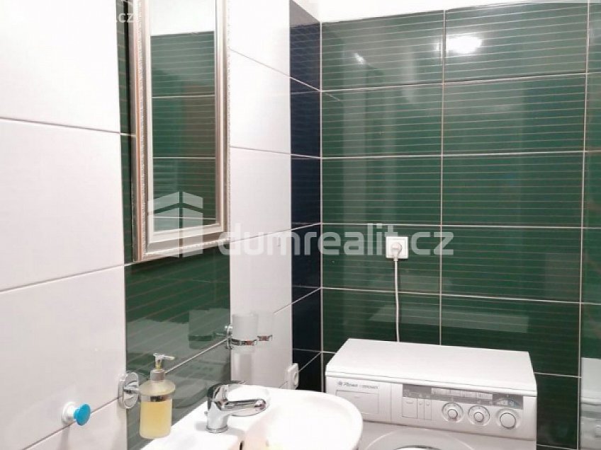 Pronájem bytu 2+kk 55 m^2 Zenklova, Praha 8 