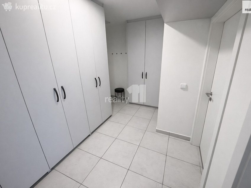 Pronájem bytu 2+kk 49 m^2 V závětří, Praha 7 