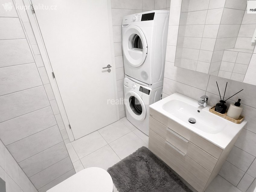 Pronájem bytu 2+kk 49 m^2 V závětří, Praha 7 