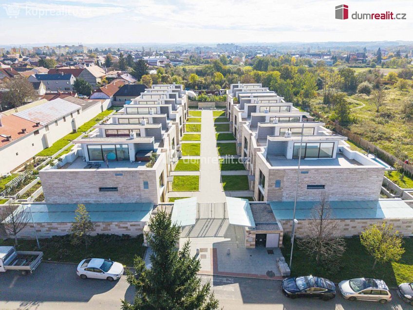 Prodej  rodinného domu 378 m^2 V Hrobech, Praha-Libuš 