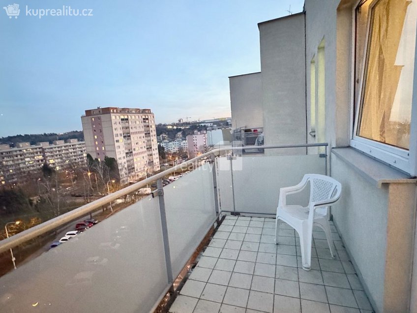 Pronájem bytu 2+kk 56 m^2 Zrzavého, Praha 17 