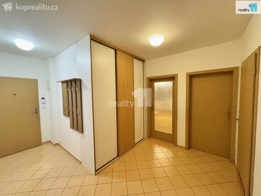 Pronájem bytu 2+kk 56 m^2 Zrzavého, Praha 17 