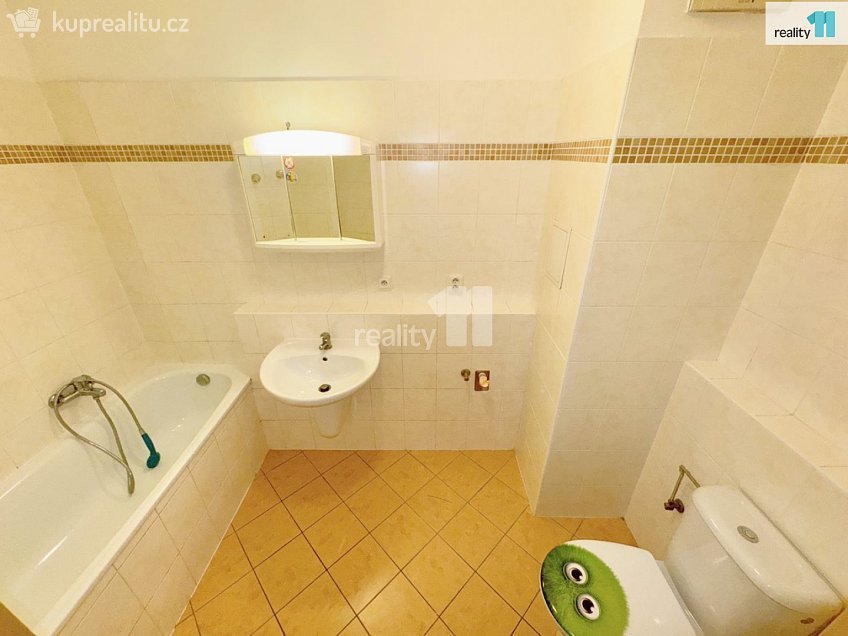 Pronájem bytu 2+kk 56 m^2 Zrzavého, Praha 17 