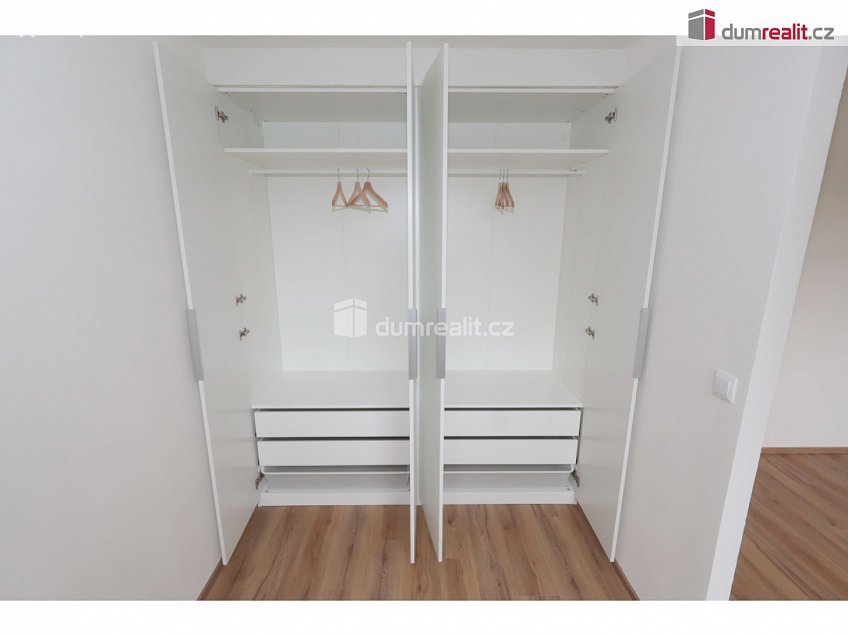 Pronájem bytu 2+kk 60 m^2 Veltruská, Praha 9 