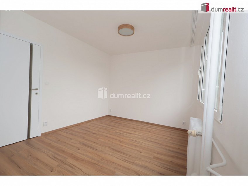 Pronájem bytu 2+kk 60 m^2 Veltruská, Praha 9 