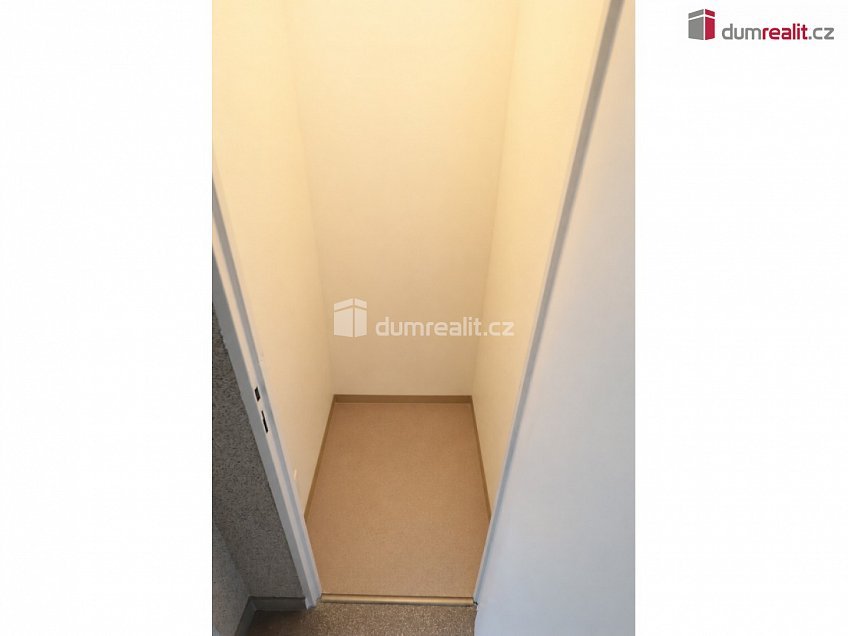 Pronájem bytu 2+kk 60 m^2 Veltruská, Praha 9 