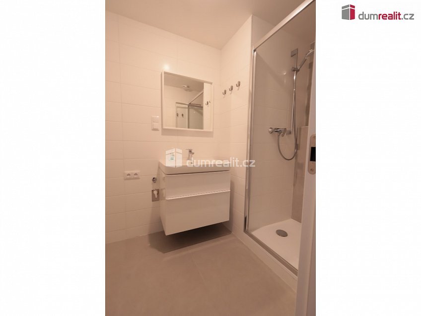 Pronájem bytu 2+kk 60 m^2 Veltruská, Praha 9 