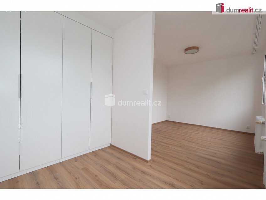 Pronájem bytu 2+kk 60 m^2 Veltruská, Praha 9 