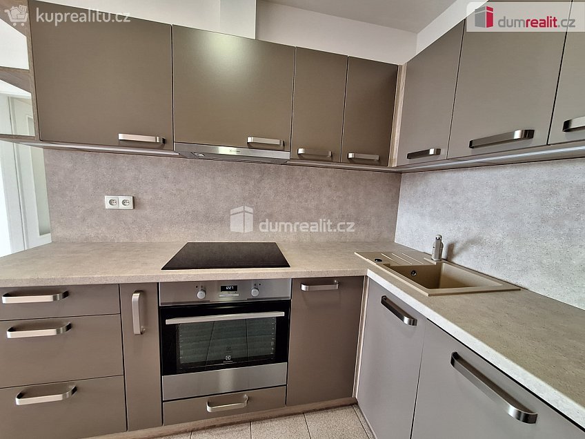 Prodej bytu 2+kk 42 m^2 Konstantinova, Praha 11 
