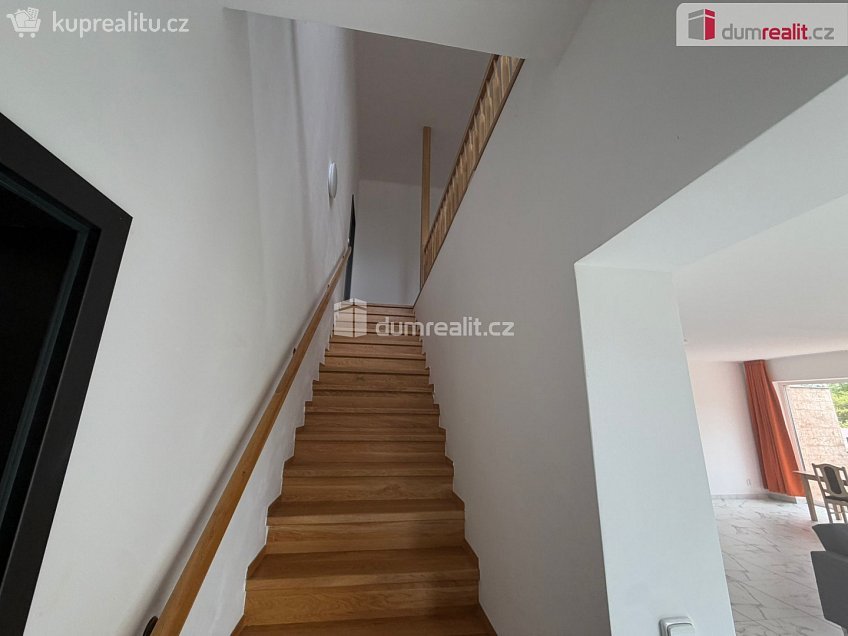 Pronájem  rodinného domu 160 m^2 U Moštárny, Velká Hleďsebe 